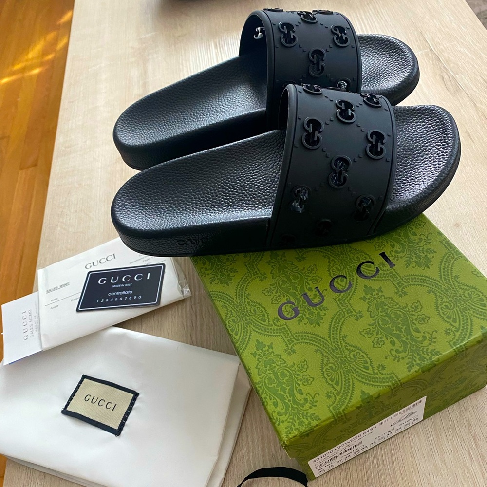 New!! Never worn. Didn’t fit me :( super cute slides!!